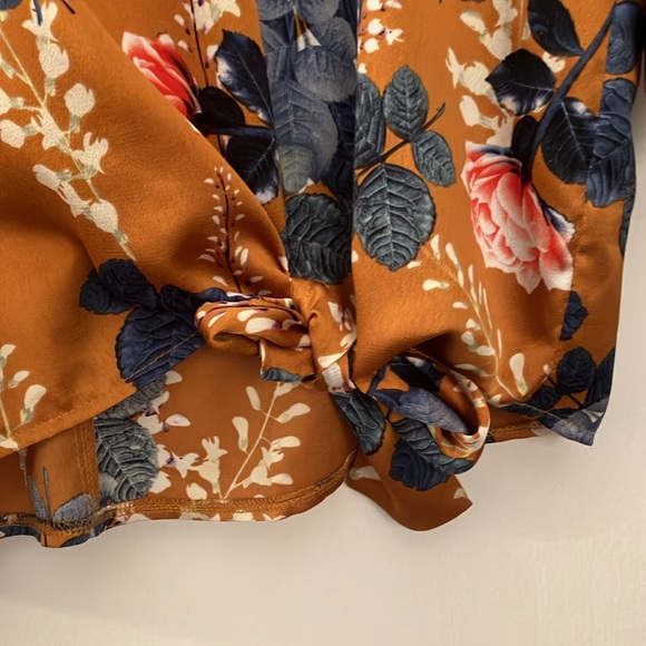 Easel Floral Top - Picture 7 of 8